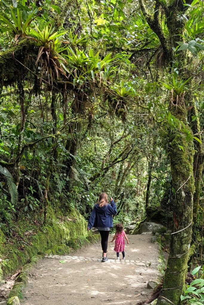 hiking to El Pailon del Diablo via the main entrance